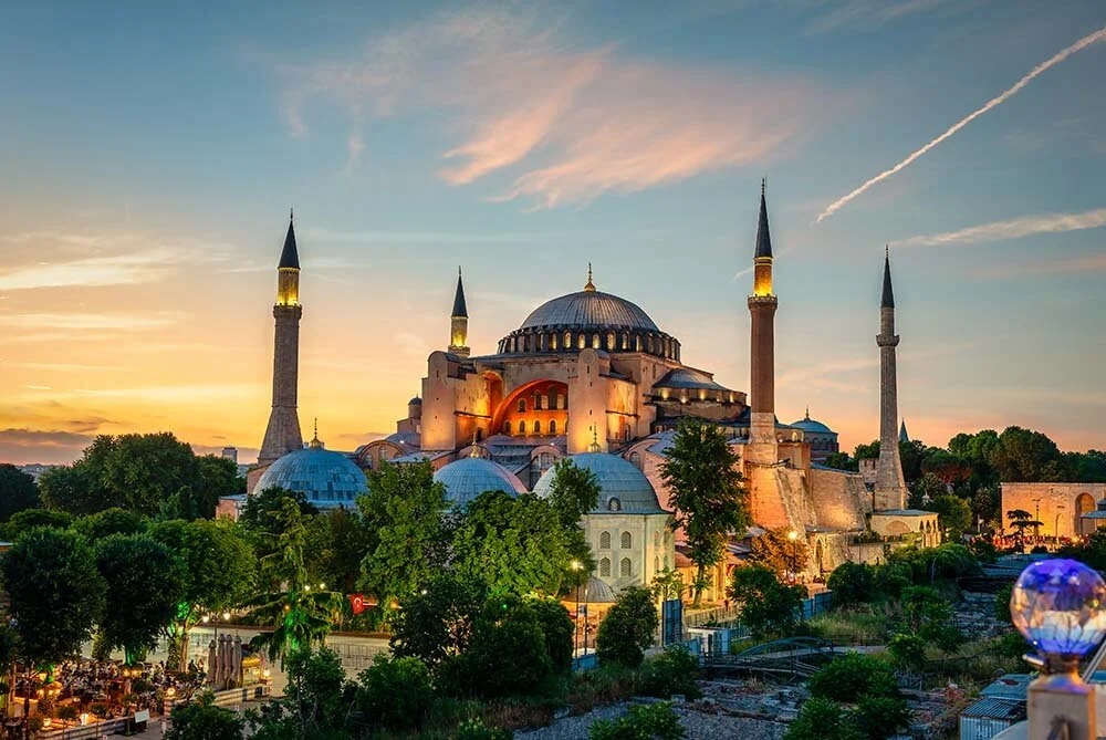 Sultanahmet Camii, Yerebatan Sarnıcı, Hipodrom, Ayasofya, Dikilitaş, Mısır Çarşısı, Eminönü, Eyüp Sultan Camii ve Türbesi, Pier Loti